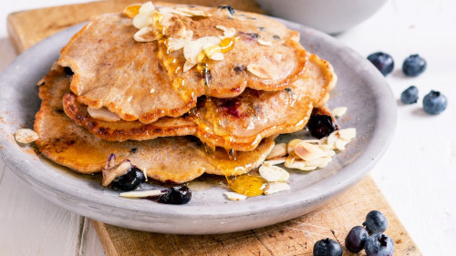 Mandel-Pancakes mit Blaubeeren